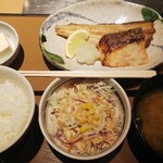 やよい軒 - 銀鮭の塩糀焼としまほっけの定食(サラダ付き)