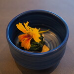 プレゼンテ スギ - 雷魚と陸わかめをスープで火入れ　千葉の柑橘、香取のごま油で味付け