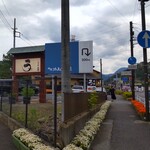 うなぎ亭 友栄 - 駐車場は２カ所あり、お店の前にもあります。