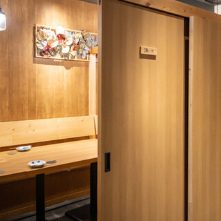 木の温もりあふれる上質な和モダン空間。【テーブル全席個室】