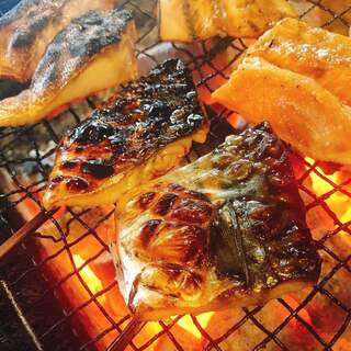 名物！炭火魚串焼き、1串30～40g230円～※同種2串から
