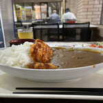 いこい - 大きくて横長のお皿に並々のカレーとご飯