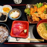 三是 - 白身魚のフライと若鶏唐揚げ定食(雑穀米、少なめ)_¥750