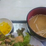 大衆食堂ちとせ - 味噌汁、漬物
