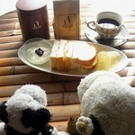 うさぎとぼく - いただき物の食パンがたくさんあったのでミックスサンドを作ってみたよ。食パンを厚く切りすぎて、パンと具のバランスが悪くなってしまった・汗！美味しい珈琲と一緒に食べるサンドイッチは最高だね～