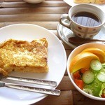 うさぎとぼく - 次の日の朝のメニュー。今度はフレンチトーストを作ってみたよ。前の晩から卵と牛乳に食パンを漬けこんでおくのが、つぬっこ流！ぷるぷるして、パン・プディングのような食感になります。