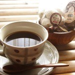 うさぎとぼく - おやつタイム・・・うさぼくさん で買ってきた焼き菓子。お気入りのカップで飲む美味しい珈琲。とってもハッピー
      