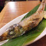 大阪串かつ てん家わん屋 - 【限定品！】「ニギス焼き」：キスよりうっすらと脂のりが良くて。
      皮や内臓がキャッチーな香りが有りますね！
      