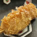 大阪串かつ てん家わん屋 - 【季節串】「筍串」：うっすらと出汁を含んだ筍は
      香ばしい衣を破れば
      上品な出汁の香りと筍の甘み。
      