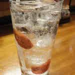 大阪串かつ てん家わん屋 - 「生サワー 梅」：種抜きのうす塩梅干が２つも入って、ウマ～♪