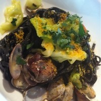 セストセンソ 新宿タカシマヤ店 - タリオリーニ　ネロ　北海アサリと春キャベツのアーリオ・オーリオ　カラスミのパウダー