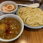 らーめん 三福 - 久々に濃厚の日限定  濃厚つけ麺 辛味入 大盛450g 750円^ ^ 鶏塩めし ミニ 200円^ ^ コスパ満点です♪