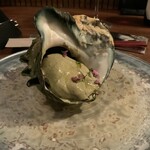 らんぷ亭 - サザエの肝ともずくのソース。デカいサザエは猫屋さんから。