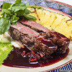 Grilled beef fillet with tropical pineapple and rich red wine sauce (150g)