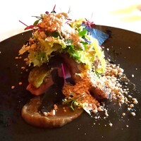 レストラン マノワ - 静岡県・富士宮くぬぎマスのミ・キュイ　香草のサラダと焼きナスとソルベと共に