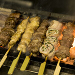 八香閣 - 串を焼いているところ