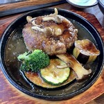 はれるや - 【鉄板ハンバーグ定食】メインの鉄板ハンバーグ
