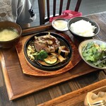 はれるや - 最初に来たのが娘注文の『鉄板ハンバーグ定食 1,100円(税込)』