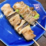 三酉屋 - ねぎま198円、アスパラ巻き220円