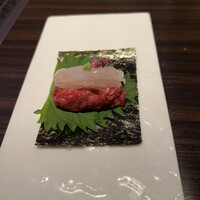 焼肉うしごろ 銀座並木通り店 - ユッケ
                    富山　白エビ
                    佐賀県有明の海苔
                    鹿児島産うちももを大葉で巻いて海苔巻きにして。
