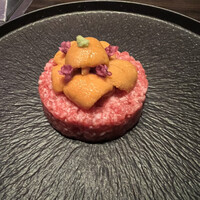 焼肉うしごろ 銀座並木通り店 - タルタル
                      鹿児島産うちももにウニをたっぷり。