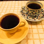 MOKICHI珈琲 - 東チモール・カフェタタマイラウ・オーガニック／ハイロースト（手前）と風花のさわやかブレンド（奥）