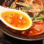 上海庭 - マーラ麺のスープ、かなり油っこいです