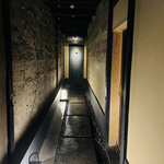 富小路 やま岸 - ◎入口から続く石畳は茶室の庭の露地の雰囲気を醸し出している。