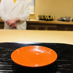 富小路 やま岸 - ◎澤屋まつもとの食前酒が注がれて料理スタート！