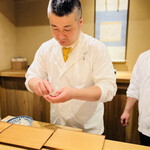 富小路 やま岸 - ◎ケンケン鰹の握り寿司を握って行く山岸大将