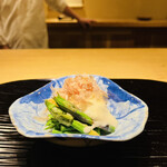 富小路 やま岸 - ☆シオデ（山のアスパラガス）、ホワイトアスパラ、わらびのとろろ芋と鰹節がけ。