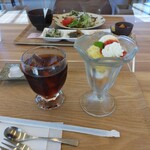 シャイカフェ - アイスティーとシフォンケーキパフェ