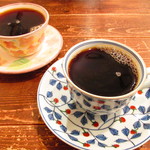 MOKICHI珈琲 - ペルー・Cenfro Cafe (センフロカフェ組合)／フレンチロースト（手前）と桃色ひいなブレンド（奥）