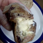 トラスパレンテ - カンパーニュの断面、クリームチーズがぎっしり！