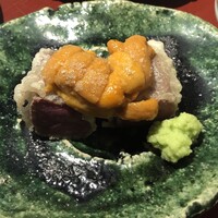 天ぷら 大坂屋 草哲 - ウニを乗せてます。熱々と生ウニ微妙です。