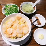 華味 - 海老たっぷり炒飯（￥1100）。別皿のマヨネーズがポイント、これが意外と合うんです