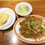 華味 - 野菜入り上海やきそばと半チャーハン（￥960）。麺はかなり細麺を使用