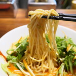 華味 - コシのある麺。蒸し暑い季節でも、さっぱりといただける味付けだ