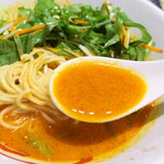 華味 - 丼の底をすくうと、挽肉・胡麻に加えて生姜、さらに松の実のフレーバーを感じられる