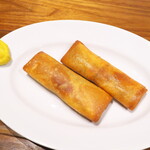 華味 - 春巻（2本￥380）。パリッとした揚げ具合が快い。濃い目の味付けでビールに合いそう！
