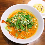 華味 - 冷し担々麺＋半炒飯（￥1050）。濃厚な胡麻風味に酢をプラス、酸味の塩梅が絶妙です