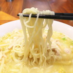 華味 - 細めの麺に、リッチなお味のスープが絡まる。尖った酸味はなく、あくまでマイルドな旨さ