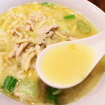 華味 - 単体でもコク深い丸鶏スープに、酸菜の酸っぱさ＆発酵由来の旨味、豚肉の旨味が溶け込む