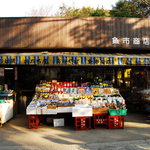 魚市商店 - 鳥居をくぐって３つ目、一番奥の店です。