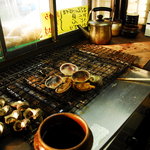 魚市商店 - その場で焼いてくれるおく貝とさざえのつぼ焼き。