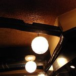 ろばた焼き 海賊 - 古民家の梁で落ち着いた雰囲気です