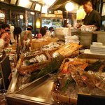 ろばた焼き 海賊 - カウンターはまるで魚屋さんの店先みたい