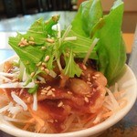 中華酒膳 幸龍 - （2013/2月）この日のお通しは豚肉の甘酢タレかけが上に乗った大根サラダのようなもの