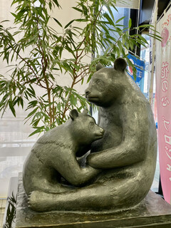Chikashoku Sakura - 区役所ロビーのパンダ像は笹と共に