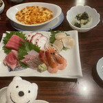 津和野 - おまかせお刺身、海鮮グラタン、白菜漬 Chef's Choice Sashimi Assortment, Seafood Gratin, Chinese Cabbage Pickles